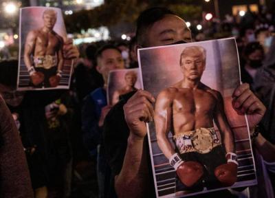 پوستر ترامپ راکی در دست معترضان هنگ کنگی(
