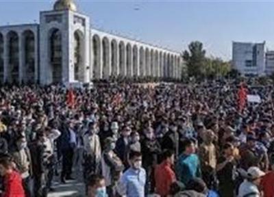 حمله معترضان قرقیزی به مقر ریاست جمهوری در بیشکک، معترضان رئیس جمهور سابق قرقیزستان را از زندان آزاد کردند