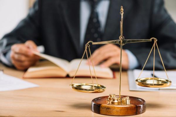 چگونه با یک وکیل مالی به بهترین شکل مذاکره کنیم؟