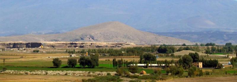 دخمه سنگی ماکو ؛ اثر تیشه فرهاد بر پیکر صخره ها به عشق شیرین را ببینید ، سفر به شهر اورارتویی ؛ بر بام فرهاد قدم بزنید